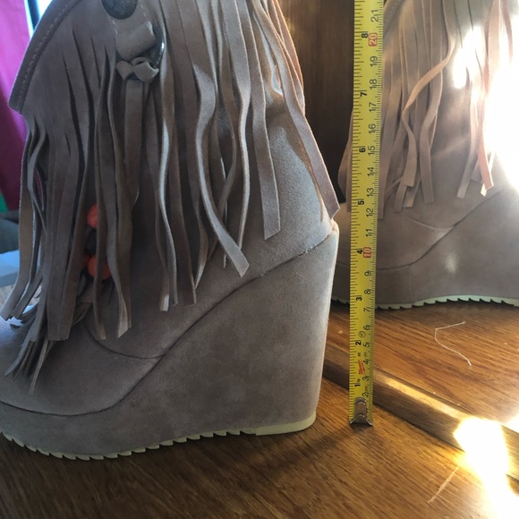 UNBRAND | Cute beige with cream faux Sherpa inside |9,5" high 4,5" heel | 5 - Picture 10 of 12
